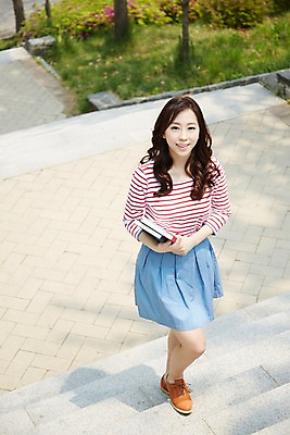 포토 JPG 주간 전신 학생 여학생 여자 여유 대학생 한명 미소 웃음 들기 사람 동양인 20대 성인 야외 앞모습 책 캐주얼 청춘 스쿨라이프 걷기 계단 캠퍼스라이프 한국인 대학교 여대생 여자만 여자한명만 성인여자만 청년만 청년여자만 성인한명만 청년여자한명만 성인여자한명만 성인만 국내포토 자연요소 1 라이프스타일 옷 감정 뷰포인트 컨셉 학교 모션 표정 인종 청년 파일형식