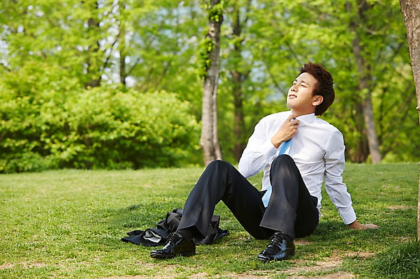 포토 JPG 주간 전신 공원 남자 비즈니스 휴식 한명 사람 앉기 정장 잔디 20대 성인 야외 앞모습 아웃포커스 눈감음 한국인 구직 직장인 비즈니스맨 성인남자한명만 국내포토 자연요소 식물 직업 1 옷 공공시설 뷰포인트 컨셉 모션 촬영기법 동양인 청년 남자한명만 성인남자만 파일형식