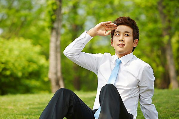 포토 JPG 주간 응시 공원 남자 비즈니스 휴식 한명 미소 웃음 사람 앉기 정장 잔디 20대 성인 야외 앞모습 아웃포커스 한국인 구직 직장인 비즈니스맨 성인남자한명만 국내포토 자연요소 식물 직업 1 시선 옷 공공시설 뷰포인트 컨셉 모션 촬영기법 표정 동양인 청년 남자한명만 성인남자만 파일형식