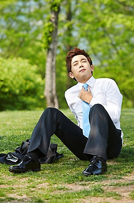 포토 JPG 주간 전신 공원 남자 비즈니스 휴식 한명 사람 앉기 정장 잔디 20대 성인 야외 앞모습 아웃포커스 눈감음 한국인 구직 직장인 비즈니스맨 성인남자한명만 국내포토 자연요소 식물 직업 1 옷 공공시설 뷰포인트 컨셉 모션 촬영기법 동양인 청년 남자한명만 성인남자만 파일형식