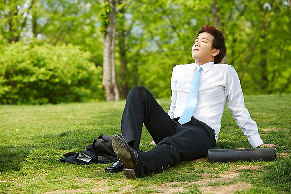 포토 JPG 주간 전신 공원 남자 가방 비즈니스 휴식 한명 사람 앉기 정장 잔디 20대 성인 야외 아웃포커스 눈감음 한국인 구직 직장인 비즈니스맨 성인남자한명만 국내포토 자연요소 식물 직업 1 잡화 옷 공공시설 컨셉 모션 촬영기법 동양인 청년 남자한명만 성인남자만 파일형식