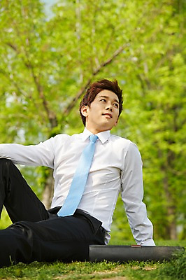 포토 JPG 주간 응시 공원 남자 가방 비즈니스 휴식 한명 사람 앉기 정장 잔디 20대 성인 야외 앞모습 아웃포커스 한국인 구직 직장인 비즈니스맨 성인남자한명만 국내포토 자연요소 식물 직업 1 시선 잡화 옷 공공시설 뷰포인트 컨셉 모션 촬영기법 동양인 청년 남자한명만 성인남자만 파일형식