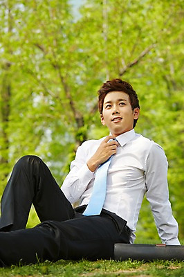 포토 JPG 주간 응시 공원 남자 가방 비즈니스 휴식 한명 미소 웃음 사람 앉기 정장 잔디 20대 성인 야외 앞모습 아웃포커스 한국인 구직 직장인 비즈니스맨 성인남자한명만 국내포토 자연요소 식물 직업 1 시선 잡화 옷 공공시설 뷰포인트 컨셉 모션 촬영기법 표정 동양인 청년 남자한명만 성인남자만 파일형식