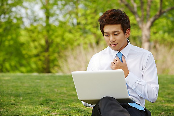 포토 JPG 주간 응시 공원 남자 비즈니스 휴식 한명 사람 앉기 정장 잔디 상반신 20대 성인 야외 앞모습 아웃포커스 노트북 한국인 구직 웹서핑 직장인 비즈니스맨 성인남자한명만 국내포토 자연요소 식물 직업 1 시선 옷 공공시설 뷰포인트 컨셉 모션 촬영기법 동양인 청년 전자제품 남자한명만 성인남자만 파일형식