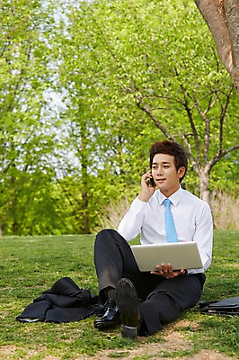포토 JPG 주간 전신 공원 남자 가방 비즈니스 휴식 한명 들기 사람 앉기 정장 잔디 20대 성인 야외 앞모습 스마트폰 핸드폰 한국인 구직 직장인 비즈니스맨 통화 성인남자한명만 국내포토 자연요소 식물 직업 1 잡화 옷 공공시설 뷰포인트 컨셉 모션 동양인 청년 전자제품 스마트기기 남자한명만 성인남자만 파일형식