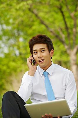 포토 JPG 주간 공원 남자 비즈니스 휴식 한명 미소 웃음 들기 사람 앉기 정장 잔디 상반신 20대 성인 야외 앞모습 아웃포커스 노트북 스마트폰 핸드폰 한국인 구직 직장인 비즈니스맨 통화 성인남자한명만 국내포토 자연요소 식물 직업 1 옷 공공시설 뷰포인트 컨셉 모션 촬영기법 표정 동양인 청년 전자제품 스마트기기 남자한명만 성인남자만 파일형식