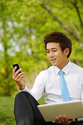 포토 JPG 주간 응시 공원 남자 비즈니스 휴식 한명 미소 웃음 들기 사람 앉기 정장 잔디 상반신 20대 성인 야외 앞모습 아웃포커스 노트북 스마트폰 핸드폰 한국인 구직 웹서핑 직장인 비즈니스맨 성인남자한명만 국내포토 자연요소 식물 직업 1 시선 옷 공공시설 뷰포인트 컨셉 모션 촬영기법 표정 동양인 청년 전자제품 스마트기기 남자한명만 성인남자만 파일형식
