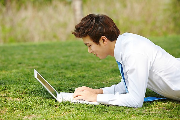 포토 JPG 주간 응시 공원 남자 엎드리기 비즈니스 휴식 한명 미소 웃음 사람 정장 잔디 상반신 20대 성인 야외 옆모습 아웃포커스 노트북 눕기 한국인 구직 웹서핑 직장인 비즈니스맨 성인남자한명만 국내포토 자연요소 식물 직업 1 시선 옷 공공시설 뷰포인트 컨셉 모션 촬영기법 표정 동양인 청년 전자제품 남자한명만 성인남자만 파일형식