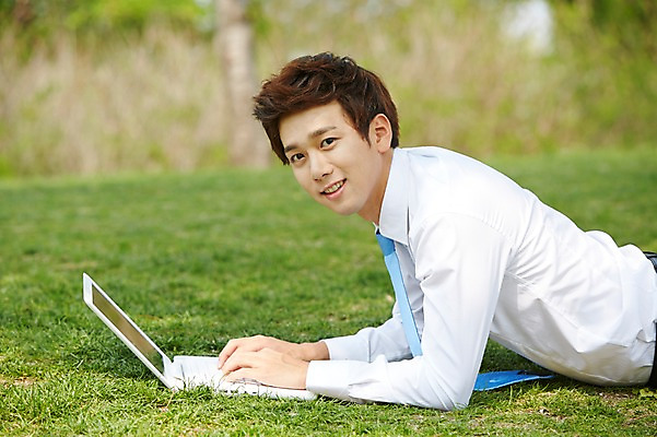 포토 JPG 주간 공원 남자 엎드리기 비즈니스 휴식 한명 미소 웃음 사람 정장 잔디 상반신 20대 성인 야외 옆모습 아웃포커스 노트북 눕기 한국인 구직 웹서핑 직장인 비즈니스맨 성인남자한명만 국내포토 자연요소 식물 직업 1 옷 공공시설 뷰포인트 컨셉 모션 촬영기법 표정 동양인 청년 전자제품 남자한명만 성인남자만 파일형식