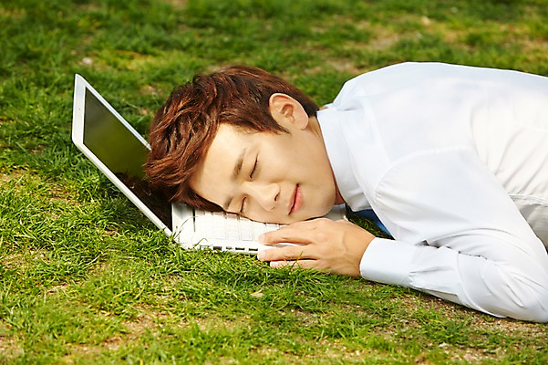 포토 JPG 주간 공원 남자 엎드리기 비즈니스 휴식 한명 사람 정장 잔디 상반신 20대 성인 야외 옆모습 노트북 눕기 눈감음 한국인 구직 웹서핑 잠 직장인 비즈니스맨 낮잠 성인남자한명만 국내포토 자연요소 식물 직업 1 옷 공공시설 뷰포인트 컨셉 모션 동양인 청년 전자제품 남자한명만 성인남자만 파일형식