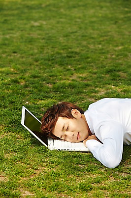 포토 JPG 주간 공원 남자 엎드리기 비즈니스 휴식 한명 사람 정장 잔디 상반신 20대 성인 야외 옆모습 노트북 눕기 눈감음 한국인 구직 웹서핑 잠 직장인 비즈니스맨 낮잠 성인남자한명만 국내포토 자연요소 식물 직업 1 옷 공공시설 뷰포인트 컨셉 모션 동양인 청년 전자제품 남자한명만 성인남자만 파일형식