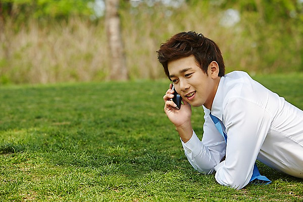 포토 JPG 주간 공원 남자 엎드리기 비즈니스 휴식 한명 미소 웃음 들기 사람 정장 잔디 상반신 20대 성인 야외 옆모습 아웃포커스 스마트폰 핸드폰 눕기 한국인 구직 웹서핑 직장인 비즈니스맨 통화 성인남자한명만 국내포토 자연요소 식물 직업 1 옷 공공시설 뷰포인트 컨셉 모션 촬영기법 표정 동양인 청년 전자제품 스마트기기 남자한명만 성인남자만 파일형식