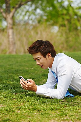 포토 JPG 주간 응시 공원 남자 엎드리기 비즈니스 휴식 한명 들기 사람 정장 잔디 상반신 20대 성인 야외 옆모습 아웃포커스 스마트폰 핸드폰 눕기 한국인 구직 웹서핑 직장인 비즈니스맨 성인남자한명만 국내포토 자연요소 식물 직업 1 시선 옷 공공시설 뷰포인트 컨셉 모션 촬영기법 동양인 청년 전자제품 스마트기기 남자한명만 성인남자만 파일형식