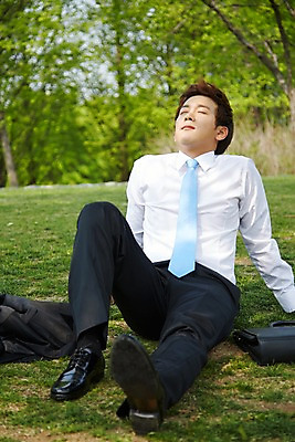 포토 JPG 주간 전신 공원 남자 가방 비즈니스 휴식 한명 사람 앉기 정장 잔디 20대 성인 야외 앞모습 아웃포커스 눈감음 한국인 구직 직장인 비즈니스맨 성인남자한명만 국내포토 자연요소 식물 직업 1 잡화 옷 공공시설 뷰포인트 컨셉 모션 촬영기법 동양인 청년 남자한명만 성인남자만 파일형식