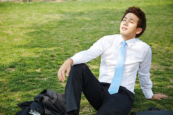 포토 JPG 주간 공원 남자 비즈니스 휴식 한명 사람 앉기 정장 잔디 20대 성인 야외 앞모습 눈감음 한국인 구직 직장인 비즈니스맨 성인남자한명만 국내포토 자연요소 식물 직업 1 옷 공공시설 뷰포인트 컨셉 모션 동양인 청년 남자한명만 성인남자만 파일형식