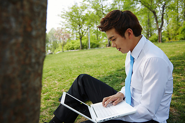 포토 JPG 주간 응시 공원 남자 비즈니스 휴식 한명 사람 앉기 정장 잔디 20대 성인 야외 옆모습 아웃포커스 노트북 한국인 구직 웹서핑 직장인 비즈니스맨 성인남자한명만 국내포토 자연요소 식물 직업 1 시선 옷 공공시설 뷰포인트 컨셉 모션 촬영기법 동양인 청년 전자제품 남자한명만 성인남자만 파일형식