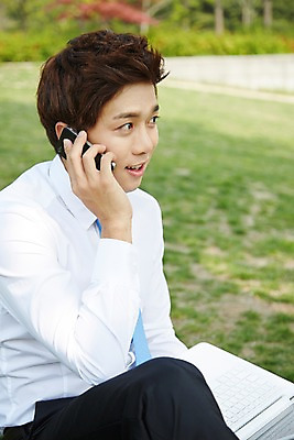 포토 JPG 주간 공원 남자 비즈니스 휴식 한명 미소 웃음 들기 사람 앉기 정장 잔디 상반신 20대 성인 야외 옆모습 아웃포커스 노트북 스마트폰 핸드폰 한국인 구직 웹서핑 직장인 비즈니스맨 통화 성인남자한명만 국내포토 자연요소 식물 직업 1 옷 공공시설 뷰포인트 컨셉 모션 촬영기법 표정 동양인 청년 전자제품 스마트기기 남자한명만 성인남자만 파일형식