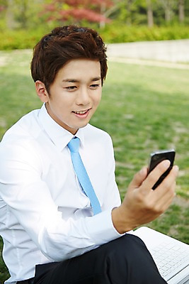 포토 JPG 주간 응시 공원 남자 비즈니스 휴식 한명 미소 웃음 들기 사람 앉기 정장 잔디 상반신 20대 성인 야외 아웃포커스 노트북 스마트폰 핸드폰 한국인 구직 웹서핑 직장인 비즈니스맨 성인남자한명만 국내포토 자연요소 식물 직업 1 시선 옷 공공시설 컨셉 모션 촬영기법 표정 동양인 청년 전자제품 스마트기기 남자한명만 성인남자만 파일형식