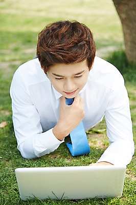 포토 JPG 주간 응시 공원 남자 엎드리기 비즈니스 휴식 한명 사람 정장 잔디 상반신 20대 성인 야외 앞모습 아웃포커스 노트북 눕기 한국인 구직 웹서핑 직장인 비즈니스맨 성인남자한명만 국내포토 자연요소 식물 직업 1 시선 옷 공공시설 뷰포인트 컨셉 모션 촬영기법 동양인 청년 전자제품 남자한명만 성인남자만 파일형식