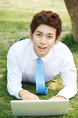 포토 JPG 주간 공원 남자 엎드리기 비즈니스 휴식 한명 미소 웃음 사람 정장 잔디 상반신 20대 성인 야외 앞모습 아웃포커스 노트북 눕기 한국인 구직 웹서핑 직장인 비즈니스맨 성인남자한명만 국내포토 자연요소 식물 직업 1 옷 공공시설 뷰포인트 컨셉 모션 촬영기법 표정 동양인 청년 전자제품 남자한명만 성인남자만 파일형식