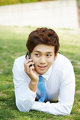 포토 JPG 주간 공원 남자 엎드리기 비즈니스 휴식 한명 미소 웃음 들기 사람 정장 잔디 상반신 20대 성인 야외 앞모습 아웃포커스 스마트폰 핸드폰 눕기 한국인 구직 직장인 비즈니스맨 통화 성인남자한명만 국내포토 자연요소 식물 직업 1 옷 공공시설 뷰포인트 컨셉 모션 촬영기법 표정 동양인 청년 전자제품 스마트기기 남자한명만 성인남자만 파일형식