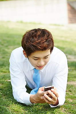 포토 JPG 주간 응시 공원 남자 엎드리기 비즈니스 휴식 한명 들기 사람 정장 잔디 상반신 20대 성인 야외 앞모습 아웃포커스 스마트폰 핸드폰 눕기 한국인 구직 웹서핑 직장인 비즈니스맨 성인남자한명만 국내포토 자연요소 식물 직업 1 시선 옷 공공시설 뷰포인트 컨셉 모션 촬영기법 동양인 청년 전자제품 스마트기기 남자한명만 성인남자만 파일형식