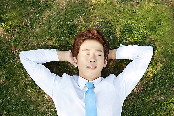 포토 JPG 주간 공원 남자 비즈니스 휴식 한명 사람 정장 잔디 상반신 20대 성인 야외 앞모습 하이앵글 눕기 눈감음 한국인 구직 잠 직장인 비즈니스맨 낮잠 팔베개 성인남자한명만 국내포토 자연요소 식물 직업 1 옷 공공시설 뷰포인트 컨셉 모션 동양인 청년 남자한명만 성인남자만 파일형식