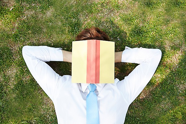 포토 JPG 주간 공원 남자 비즈니스 휴식 한명 사람 정장 잔디 상반신 20대 성인 야외 앞모습 책 하이앵글 눕기 독서 한국인 구직 잠 직장인 비즈니스맨 낮잠 팔베개 성인남자한명만 국내포토 자연요소 식물 직업 1 옷 공공시설 뷰포인트 컨셉 모션 동양인 청년 남자한명만 성인남자만 파일형식