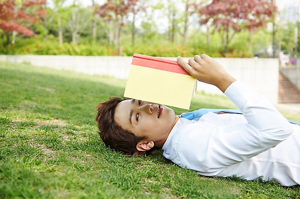 포토 JPG 주간 공원 남자 비즈니스 휴식 한명 들기 사람 정장 잔디 상반신 20대 성인 야외 옆모습 아웃포커스 책 눕기 독서 한국인 구직 직장인 비즈니스맨 성인남자한명만 국내포토 자연요소 식물 직업 1 옷 공공시설 뷰포인트 컨셉 모션 촬영기법 동양인 청년 남자한명만 성인남자만 파일형식