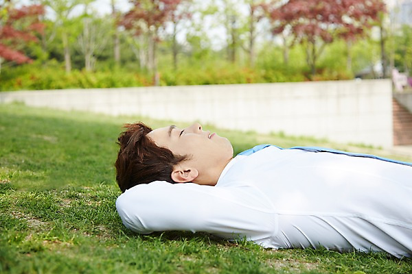 포토 JPG 주간 공원 남자 비즈니스 휴식 한명 사람 정장 잔디 상반신 20대 성인 야외 옆모습 아웃포커스 눕기 눈감음 한국인 구직 잠 직장인 비즈니스맨 낮잠 팔베개 성인남자한명만 국내포토 자연요소 식물 직업 1 옷 공공시설 뷰포인트 컨셉 모션 촬영기법 동양인 청년 남자한명만 성인남자만 파일형식