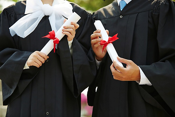 포토 JPG 주간 학생 손 여자 남자 대학생 졸업 성공 졸업식 졸업생 들기 사람 동양인 상반신 20대 성인 야외 두명 앞모습 신체부위 친구 캠퍼스라이프 기쁨 한국인 가운 졸업가운 졸업장 졸업사진 청년만 성인만 국내포토 자연요소 라이프스타일 옷 교육 감정 뷰포인트 컨셉 관계 모션 인종 청년 파일형식