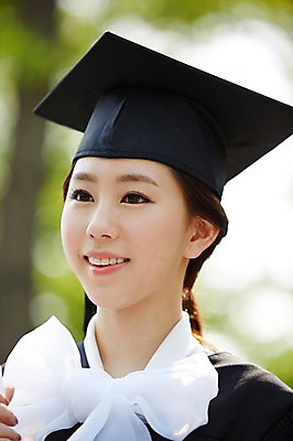 포토 JPG 주간 모자 학생 응시 여학생 여자 대학생 학사모 졸업 성공 졸업식 졸업생 한명 미소 웃음 사람 동양인 상반신 20대 성인 야외 앞모습 아웃포커스 캠퍼스라이프 기쁨 한국인 가운 졸업가운 여대생 졸업사진 여자만 여자한명만 성인여자만 청년만 청년여자만 성인한명만 청년여자한명만 성인여자한명만 성인만 국내포토 자연요소 모자_잡화 1 라이프스타일 시선 잡화 옷 교육 감정 뷰포인트 컨셉 촬영기법 표정 인종 청년 파일형식
