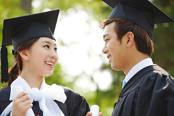 포토 JPG 주간 모자 학생 여자 남자 대학생 학사모 졸업 성공 졸업식 졸업생 미소 웃음 들기 사람 동양인 상반신 20대 성인 야외 두명 옆모습 친구 마주보기 캠퍼스라이프 기쁨 한국인 가운 졸업가운 졸업장 졸업사진 청년만 성인만 국내포토 자연요소 모자_잡화 라이프스타일 잡화 옷 교육 감정 뷰포인트 컨셉 관계 모션 표정 인종 청년 파일형식