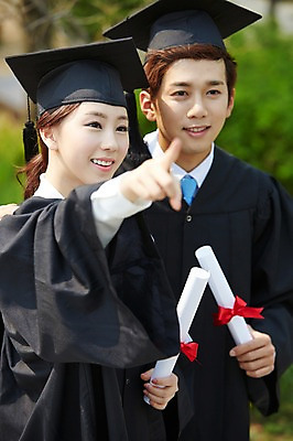 포토 JPG 주간 모자 학생 응시 여자 남자 대학생 학사모 졸업 성공 졸업식 졸업생 미소 웃음 들기 사람 동양인 손짓 상반신 20대 성인 야외 두명 친구 캠퍼스라이프 기쁨 한국인 가리킴 가운 졸업가운 졸업장 졸업사진 청년만 성인만 국내포토 자연요소 모자_잡화 라이프스타일 시선 잡화 옷 교육 감정 컨셉 관계 모션 표정 인종 청년 파일형식