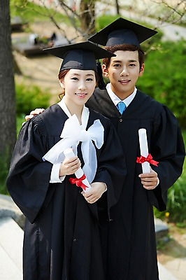 포토 JPG 주간 모자 학생 여자 남자 대학생 학사모 졸업 성공 졸업식 졸업생 서기 미소 웃음 들기 사람 동양인 20대 성인 야외 두명 친구 캠퍼스라이프 기쁨 한국인 가운 졸업가운 졸업장 졸업사진 청년만 성인만 국내포토 자연요소 모자_잡화 라이프스타일 잡화 옷 교육 감정 컨셉 관계 모션 표정 인종 청년 파일형식