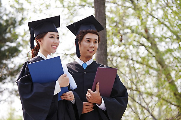 포토 JPG 주간 모자 학생 응시 여자 남자 대학생 학사모 졸업 성공 졸업식 졸업생 미소 웃음 들기 사람 동양인 상반신 20대 성인 야외 두명 아웃포커스 친구 캠퍼스라이프 기쁨 한국인 가운 졸업가운 졸업장 졸업사진 졸업앨범 청년만 성인만 국내포토 자연요소 모자_잡화 라이프스타일 시선 잡화 옷 교육 감정 컨셉 관계 모션 촬영기법 표정 인종 청년 앨범 파일형식