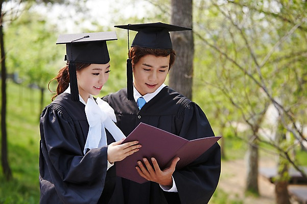 포토 JPG 주간 모자 학생 응시 여자 남자 대학생 학사모 졸업 성공 졸업식 졸업생 미소 웃음 들기 사람 동양인 상반신 20대 성인 야외 두명 앞모습 아웃포커스 친구 캠퍼스라이프 기쁨 한국인 가운 졸업가운 졸업장 졸업사진 졸업앨범 청년만 성인만 국내포토 자연요소 모자_잡화 라이프스타일 시선 잡화 옷 교육 감정 뷰포인트 컨셉 관계 모션 촬영기법 표정 인종 청년 앨범 파일형식