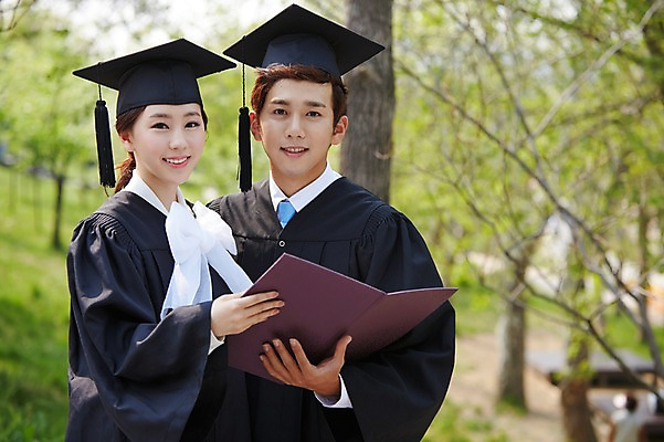 포토 JPG 주간 모자 학생 여자 남자 대학생 학사모 졸업 성공 졸업식 졸업생 미소 웃음 들기 사람 동양인 상반신 20대 성인 야외 두명 앞모습 아웃포커스 친구 캠퍼스라이프 기쁨 한국인 가운 졸업가운 졸업장 졸업사진 졸업앨범 청년만 성인만 국내포토 자연요소 모자_잡화 라이프스타일 잡화 옷 교육 감정 뷰포인트 컨셉 관계 모션 촬영기법 표정 인종 청년 앨범 파일형식