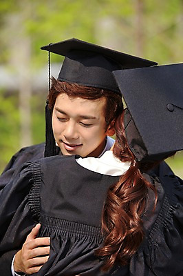 포토 JPG 주간 모자 학생 여자 남자 대학생 학사모 졸업 안기 포옹 성공 졸업식 졸업생 미소 웃음 사람 동양인 상반신 20대 성인 야외 두명 앞모습 뒷모습 아웃포커스 친구 눈감음 캠퍼스라이프 기쁨 한국인 축하 가운 졸업가운 졸업사진 청년만 성인만 국내포토 자연요소 모자_잡화 라이프스타일 잡화 옷 교육 감정 뷰포인트 컨셉 관계 모션 촬영기법 표정 인종 청년 파일형식