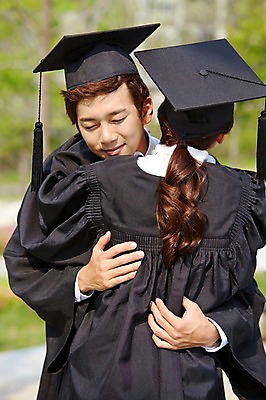 포토 JPG 주간 모자 학생 여자 남자 대학생 학사모 졸업 안기 포옹 성공 졸업식 졸업생 미소 웃음 사람 동양인 상반신 20대 성인 야외 두명 앞모습 뒷모습 아웃포커스 친구 눈감음 캠퍼스라이프 기쁨 한국인 축하 가운 졸업가운 졸업사진 청년만 성인만 국내포토 자연요소 모자_잡화 라이프스타일 잡화 옷 교육 감정 뷰포인트 컨셉 관계 모션 촬영기법 표정 인종 청년 파일형식