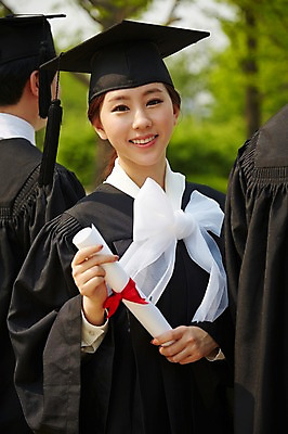 포토 JPG 주간 모자 학생 여학생 여자 남자 대학생 학사모 졸업 성공 졸업식 졸업생 미소 웃음 사람 동양인 상반신 20대 성인 야외 앞모습 뒷모습 아웃포커스 세명 친구 캠퍼스라이프 기쁨 한국인 가운 졸업가운 졸업장 여대생 졸업사진 청년만 성인만 국내포토 자연요소 모자_잡화 라이프스타일 잡화 옷 교육 감정 뷰포인트 컨셉 관계 촬영기법 표정 인종 청년 파일형식