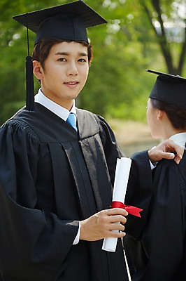 포토 JPG 주간 모자 학생 여자 남자 대학생 학사모 졸업 성공 졸업식 졸업생 미소 웃음 사람 동양인 상반신 20대 성인 야외 두명 앞모습 뒷모습 아웃포커스 친구 캠퍼스라이프 기쁨 한국인 가운 졸업가운 졸업장 졸업사진 청년만 성인만 국내포토 자연요소 모자_잡화 라이프스타일 잡화 옷 교육 감정 뷰포인트 컨셉 관계 촬영기법 표정 인종 청년 파일형식