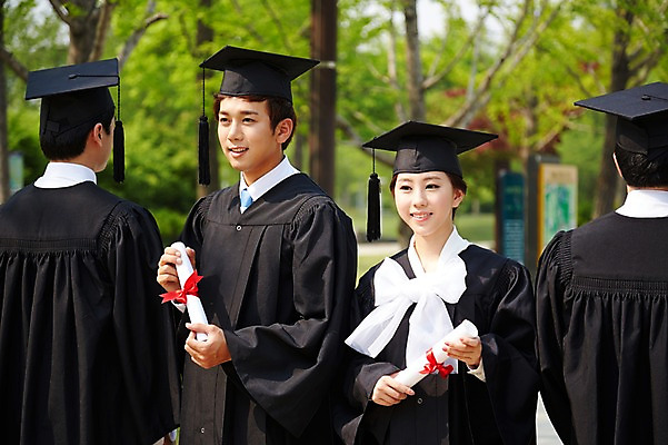 포토 JPG 주간 모자 학생 여자 남자 대학생 학사모 졸업 성공 졸업식 졸업생 미소 웃음 사람 동양인 여러명 상반신 20대 성인 야외 앞모습 뒷모습 아웃포커스 친구 캠퍼스라이프 기쁨 한국인 가운 졸업가운 졸업장 졸업사진 청년만 성인만 국내포토 자연요소 모자_잡화 라이프스타일 잡화 옷 교육 감정 뷰포인트 다수 컨셉 관계 촬영기법 표정 인종 청년 파일형식