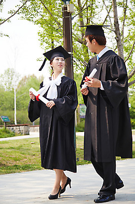 포토 JPG 주간 전신 모자 학생 여자 남자 대학생 학사모 졸업 성공 졸업식 졸업생 서기 미소 웃음 들기 사람 동양인 20대 성인 야외 두명 친구 마주보기 걷기 캠퍼스라이프 기쁨 한국인 가운 졸업가운 졸업장 졸업사진 청년만 성인만 국내포토 자연요소 모자_잡화 라이프스타일 잡화 옷 교육 감정 컨셉 관계 모션 표정 인종 청년 파일형식