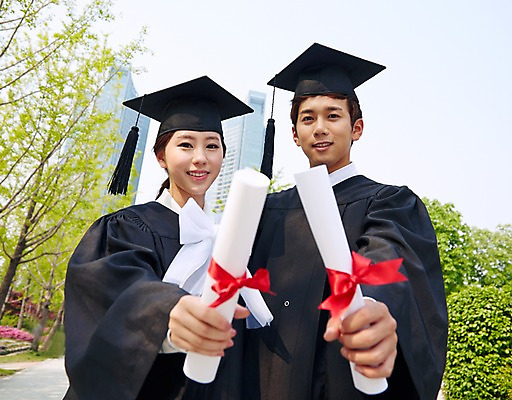 포토 JPG 주간 모자 학생 여자 남자 대학생 학사모 졸업 성공 졸업식 졸업생 미소 웃음 들기 사람 동양인 상반신 20대 성인 야외 두명 친구 캠퍼스라이프 기쁨 한국인 가운 졸업가운 졸업장 졸업사진 청년만 성인만 국내포토 자연요소 모자_잡화 라이프스타일 잡화 옷 교육 감정 컨셉 관계 모션 표정 인종 청년 파일형식