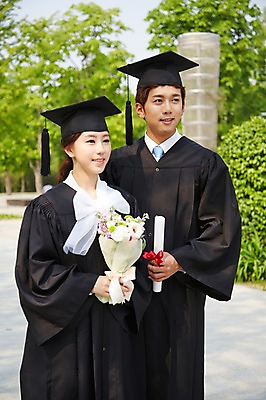 포토 JPG 주간 모자 학생 여자 남자 대학생 꽃다발 학사모 졸업 성공 졸업식 졸업생 서기 미소 웃음 들기 사람 동양인 20대 성인 야외 두명 앞모습 아웃포커스 친구 캠퍼스라이프 기쁨 한국인 가운 졸업가운 졸업장 졸업사진 청년만 성인만 국내포토 자연요소 모자_잡화 라이프스타일 잡화 옷 교육 꽃 감정 뷰포인트 컨셉 관계 모션 촬영기법 표정 인종 청년 파일형식