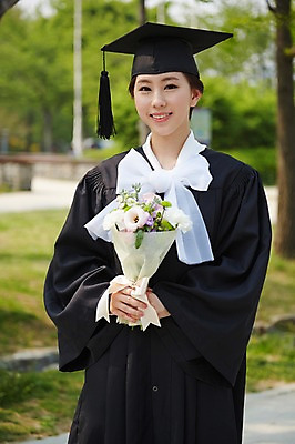포토 JPG 주간 모자 학생 여학생 여자 대학생 꽃다발 학사모 졸업 성공 졸업식 졸업생 한명 미소 웃음 들기 사람 동양인 상반신 20대 성인 야외 앞모습 아웃포커스 캠퍼스라이프 기쁨 한국인 가운 졸업가운 여대생 졸업사진 여자만 여자한명만 성인여자만 청년만 청년여자만 성인한명만 청년여자한명만 성인여자한명만 성인만 국내포토 자연요소 모자_잡화 1 라이프스타일 잡화 옷 교육 꽃 감정 뷰포인트 컨셉 모션 촬영기법 표정 인종 청년 파일형식