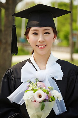 포토 JPG 주간 모자 학생 여학생 여자 대학생 꽃다발 학사모 졸업 성공 졸업식 졸업생 한명 미소 웃음 들기 사람 동양인 상반신 20대 성인 야외 앞모습 아웃포커스 캠퍼스라이프 기쁨 한국인 가운 졸업가운 여대생 졸업사진 여자만 여자한명만 성인여자만 청년만 청년여자만 성인한명만 청년여자한명만 성인여자한명만 성인만 국내포토 자연요소 모자_잡화 1 라이프스타일 잡화 옷 교육 꽃 감정 뷰포인트 컨셉 모션 촬영기법 표정 인종 청년 파일형식