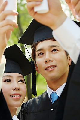 포토 JPG 주간 모자 학생 여자 남자 대학생 학사모 졸업 성공 졸업식 졸업생 미소 웃음 들기 사람 동양인 상반신 20대 성인 야외 두명 앞모습 아웃포커스 친구 캠퍼스라이프 기쁨 한국인 가운 졸업가운 졸업장 졸업사진 청년만 성인만 국내포토 자연요소 모자_잡화 라이프스타일 잡화 옷 교육 감정 뷰포인트 컨셉 관계 모션 촬영기법 표정 인종 청년 파일형식