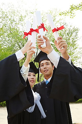 포토 JPG 주간 모자 학생 여자 남자 대학생 학사모 졸업 성공 졸업식 졸업생 미소 웃음 들기 사람 동양인 여러명 상반신 20대 성인 야외 앞모습 친구 캠퍼스라이프 기쁨 한국인 가운 졸업가운 졸업장 졸업사진 청년만 성인만 국내포토 자연요소 모자_잡화 라이프스타일 잡화 옷 교육 감정 뷰포인트 다수 컨셉 관계 모션 표정 인종 청년 파일형식